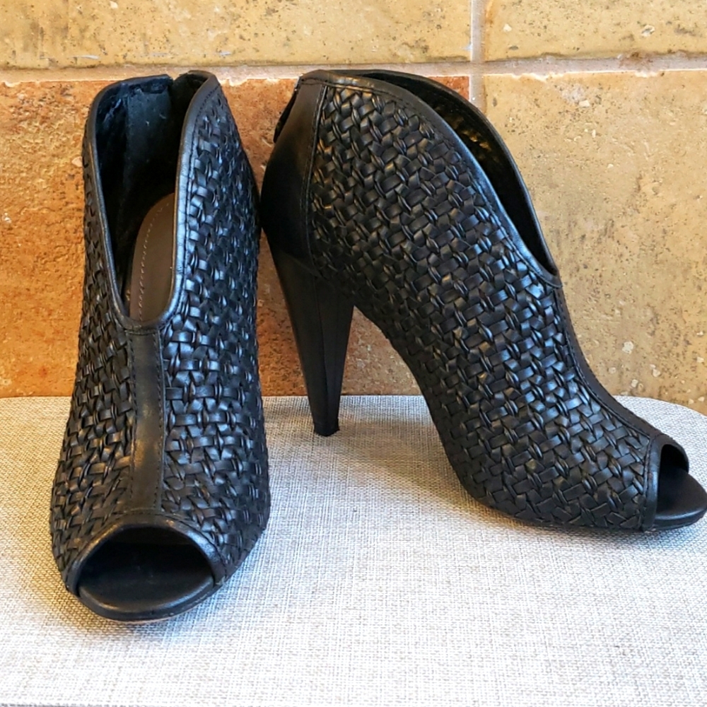 Vince Camuto Black woven Leather in style Amelia size 7